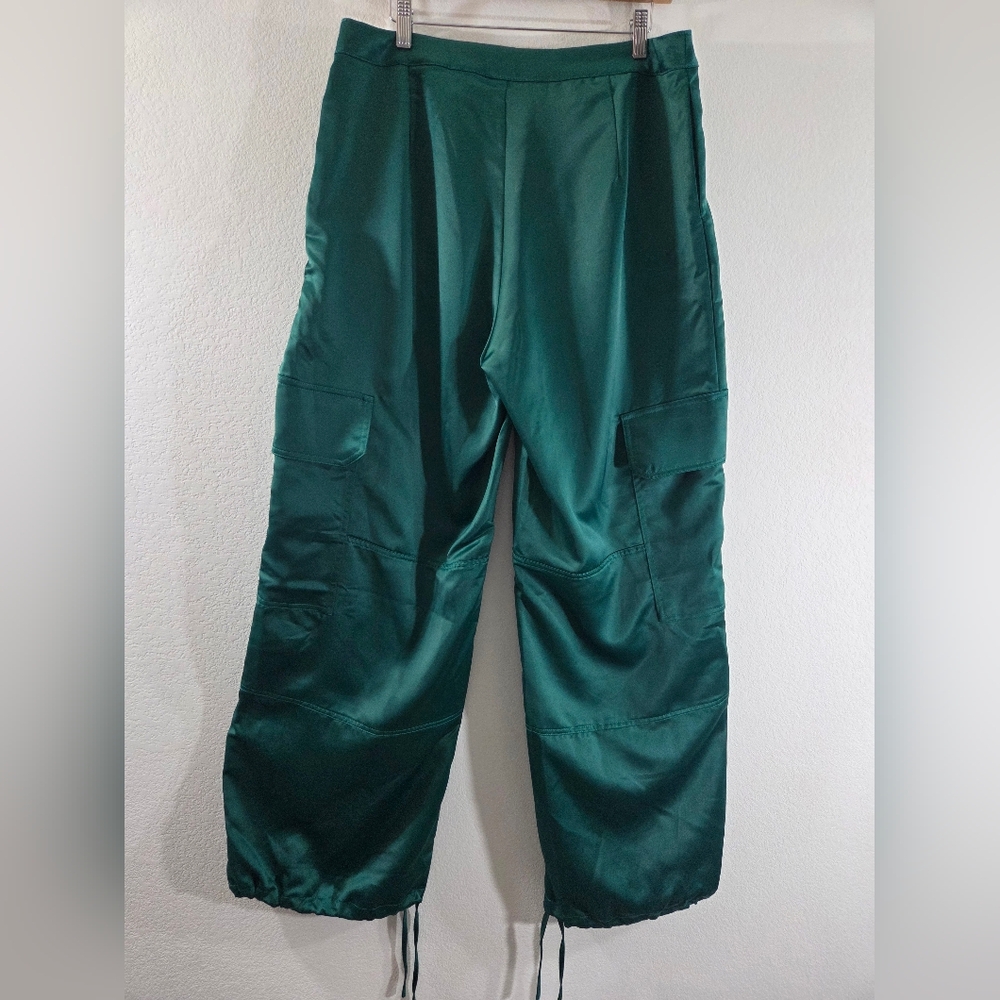 FASHION NOVA Leave It To Me Green Satin Wide Leg Jogger Style Slouch Cargo Pants - Picture 9 of 9